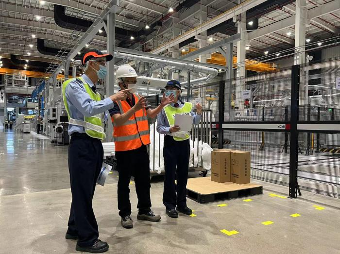 （税务人员上门为南海南新无纺布有限公司提供服务&nbsp; 南海税务供图）