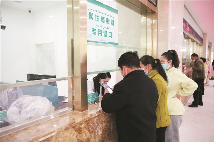     前来就医的群众在一师医院慢性病缴费专用窗口办理缴费业务（摄于3月23日）。杨阳  摄