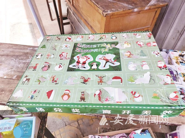 图为高琦小学门口一商家的抽奖类游戏。