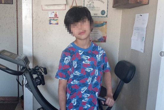 （伦夫罗8岁的孙子加西亚。图源：美联社）