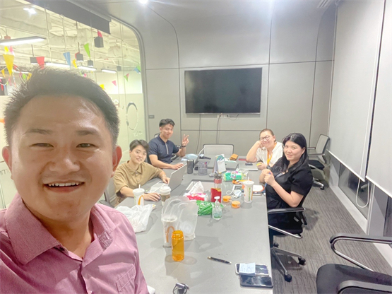 　　▲ Derek最爱日常自拍合影方式，没有之一