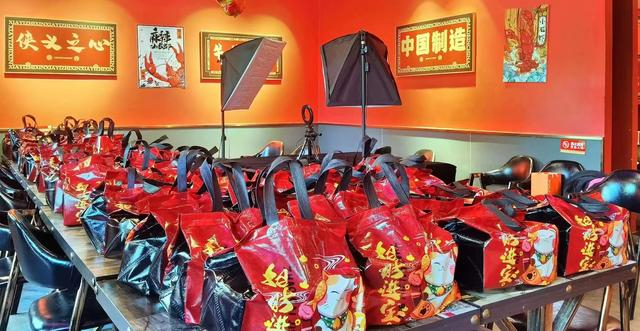 永定门电烤串在抖音直播卖小龙虾。图/受访者供图