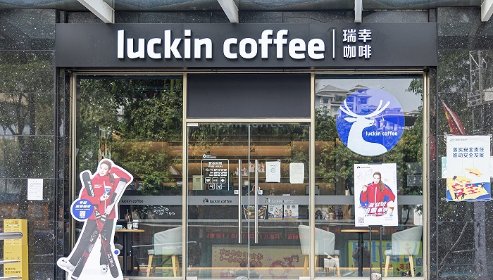 瑞幸咖啡门外的谷爱凌人形牌。图片来源：CFP