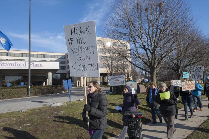 ↑桑迪胡克小学枪击案后，民众在康涅狄格州一枪展外举行抗议活动。