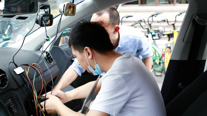 　　806数据研究院的工程师正在调试设备