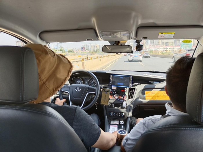 　　王建军正在开车送乘客前往目的地