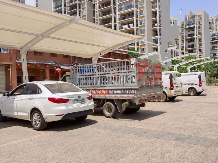 　　午休时间里，王建军正给车子充电