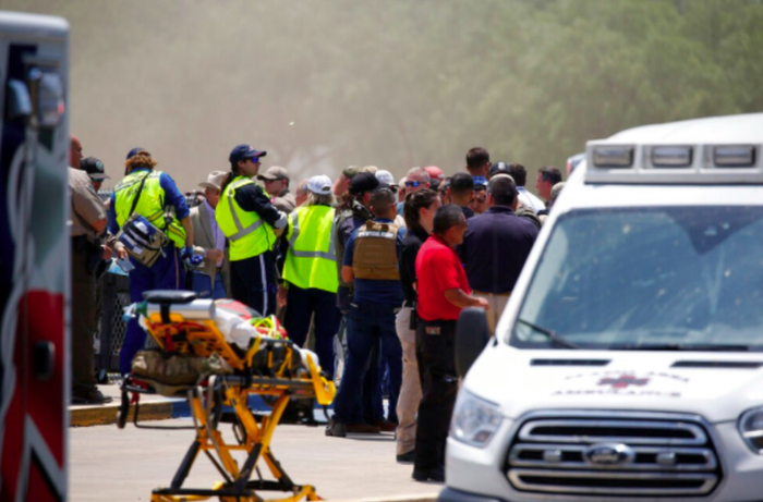  美国得克萨斯州执法人员和民众在枪击案现场。