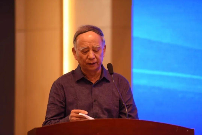 　　图：青岛汽车行业协会理事长徐衍男