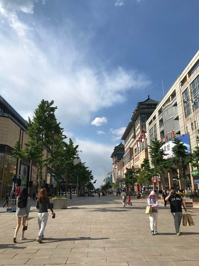 经过多轮升级改造，王府井大街越来越时尚