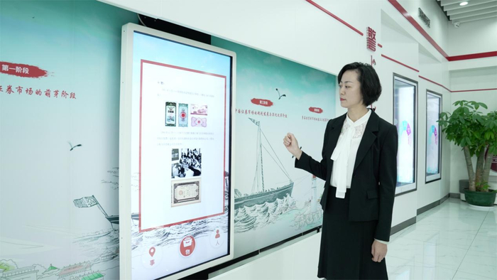 招商证券投教基地负责人何晖展示特色功能区之“历史回顾区”