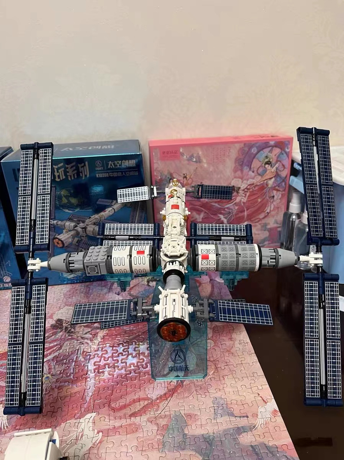 玩家在社交平台分享组装的“中国载人空间站”积木。网友晒图