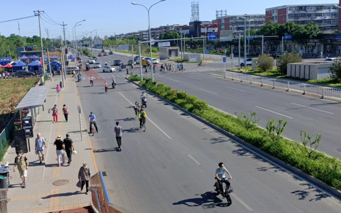 　　丰台公交停运后，市民选择骑车出行。图片来源：北京商报孙瑞/摄