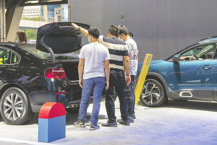 多重利好政策刺激下，很多消费者开始萌生买车的想法。图为消费者正在选购车辆&nbsp;视觉中国图