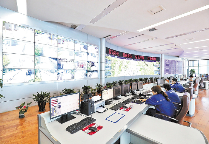     环保调度岗位工作人员正通过超低排放智能管控平台监测网格的点位。津西钢铁供图