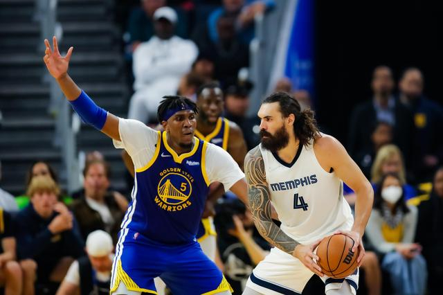 西部半决赛中，卢尼（左）防守灰熊中锋亚当斯。  图/新华社