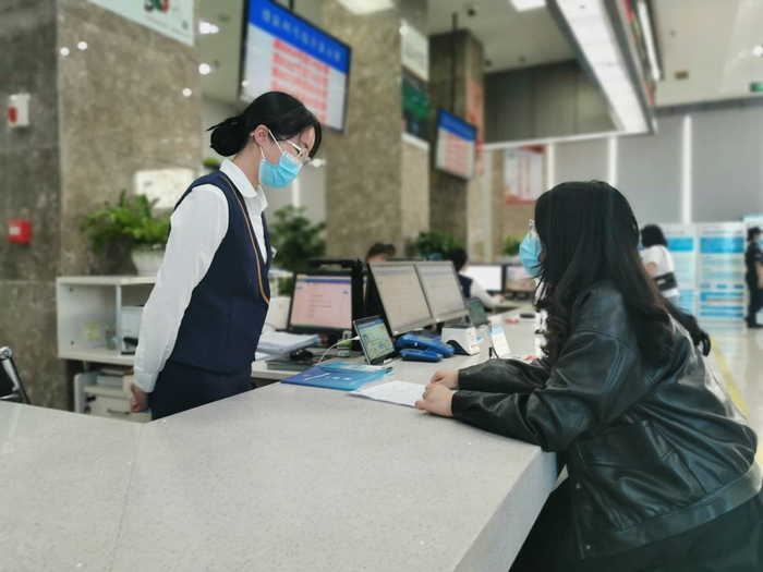 市民在“办不成事”窗口咨询。伍勇摄