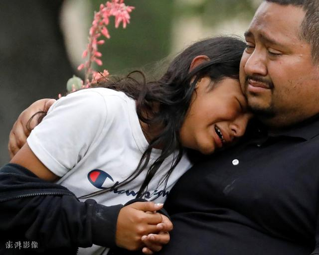 得州枪击案发生后，涉事小学学生痛哭。（资料图）