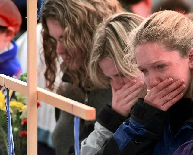 △1999年4月22日，在美国丹佛附近的利托尔顿，科伦拜恩高中的学生悼念死于校园枪杀案的同学。