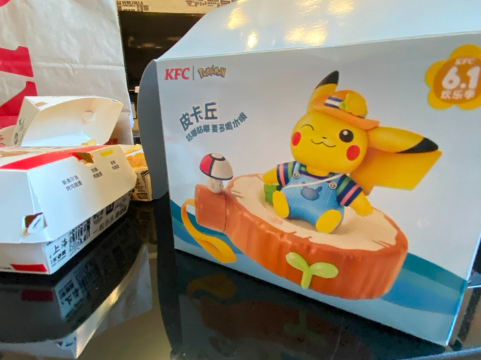 皮卡丘郊游水壶玩具套餐。