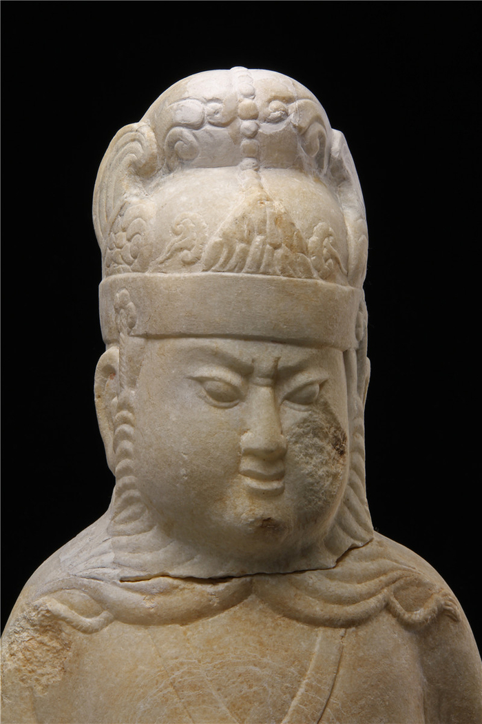 汉白玉武官俑。张春长供图