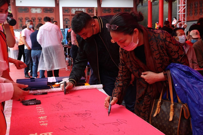 　　嘉宾们在封坛卷轴上签字