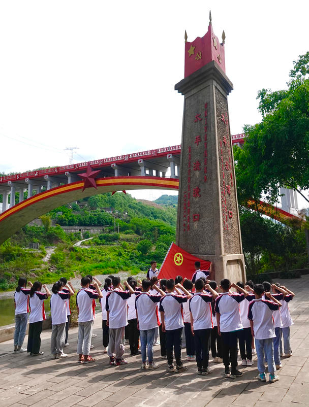 太平小学学生在太平渡渡口宣誓。姚茂璇摄