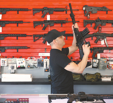 美国佛罗里达州枪支贩卖店。
