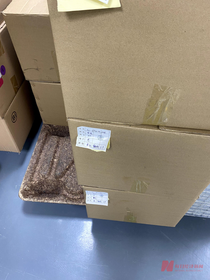 记者在福鑫成厂房内看到，纸箱的标签写着“客户：杰”。 图片来源：