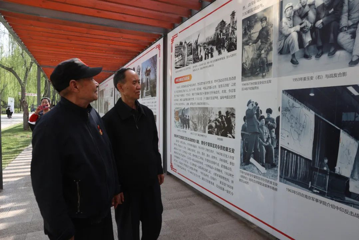 图为李德明、张范锋参观军史长廊