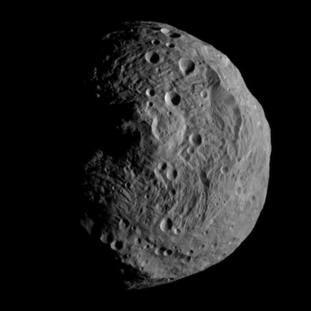 图2 小行星灶神星（4 Vesta）及其表面的陨石坑（图片来源：NASA）