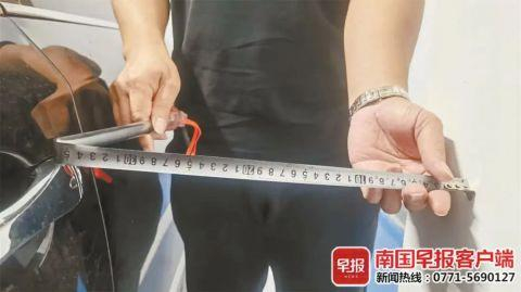 ▲经现场测量，车门与墙的距离约为35厘米。