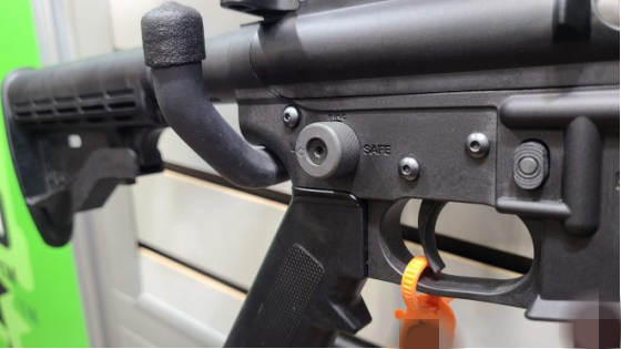 JR-15右手边的保险，射击前需要用力拉出。   图片来源：网络