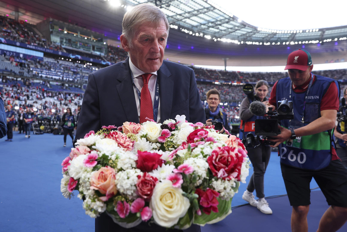 当地时间2022年5月28日，英国利物浦，21/22赛季欧冠决赛赛前，利物浦传奇名宿达格利什爵士在球迷看台下敬献了花圈，以此来纪念37周年前在海瑟尔惨案中不幸遇难的39名尤文图斯球迷 图据IC photo