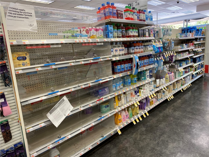 图为25日纽约市一家沃博联药房空荡荡的婴儿配方奶粉货柜。新华社记者刘亚南摄