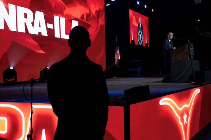 NRA执行副主席韦恩·拉比尔在年会上发表讲话（来源：美国全国公共广播电台）