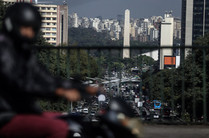 图为巴西圣保罗州圣保罗市街头的车水马龙