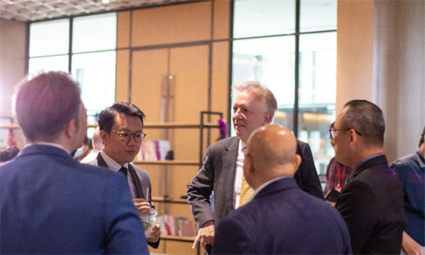 　　现场嘉宾热烈交流