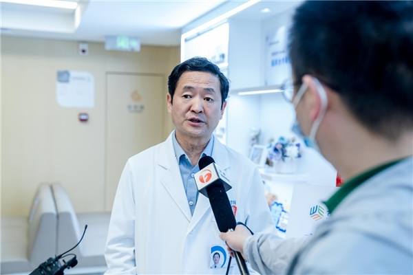 　　图:廖荣丰院长现场接受采访