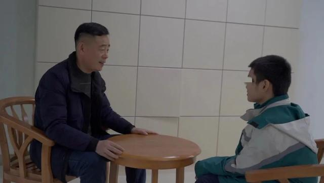 2022年1月12日，高成友看望在育杰学校寄宿读书的润儿。新京报记者 贺俊怡 摄