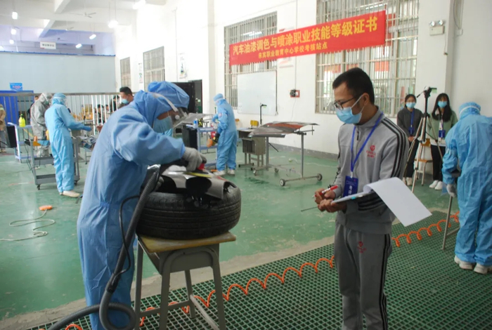 学生参加汽车油漆调色与喷涂职业技能等级考试。（市教体局供图）