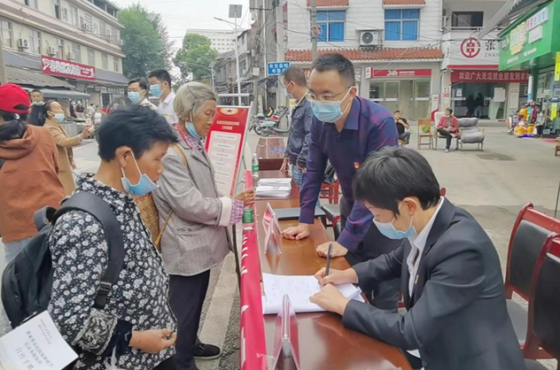 　　“摆摊”接访现场