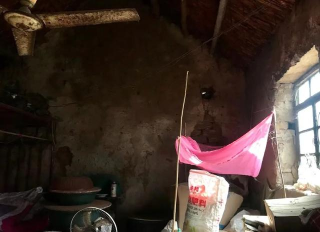 2022年1月11日，世霞再次回到曾居住11年的老屋，屋内的墙上遍布裂痕。新京报记者 杨柳 摄