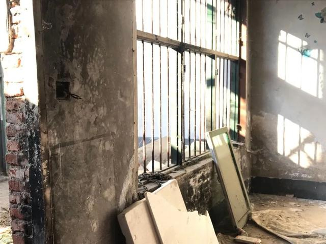 2022年1月13日，曾关锁润儿父亲的屋内，墙壁被烧得漆黑。新京报记者 杨柳 摄