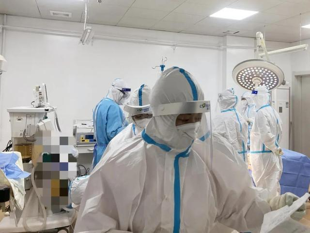 医护人员在缓冲病房手术室准备剖腹产手术。受访者供图