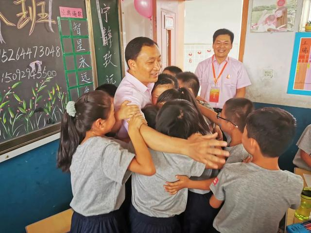 2019年7月24日，志愿服务团团长徐军与孩子们一起参加夏令营活动。受访者供图