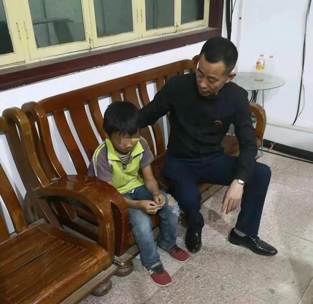 2018年10月，高成友第一次见到10岁的润儿，润儿穿着短袖和磨出洞的牛仔裤，身材瘦小。受访者供图