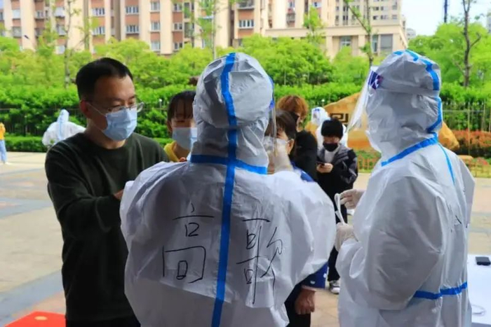 高永歌（中）也做过核酸志愿者