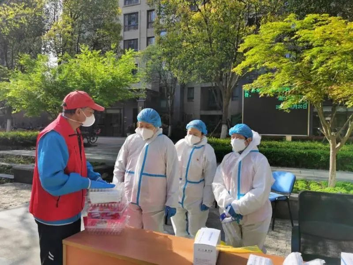 贺频（左）在核酸点位