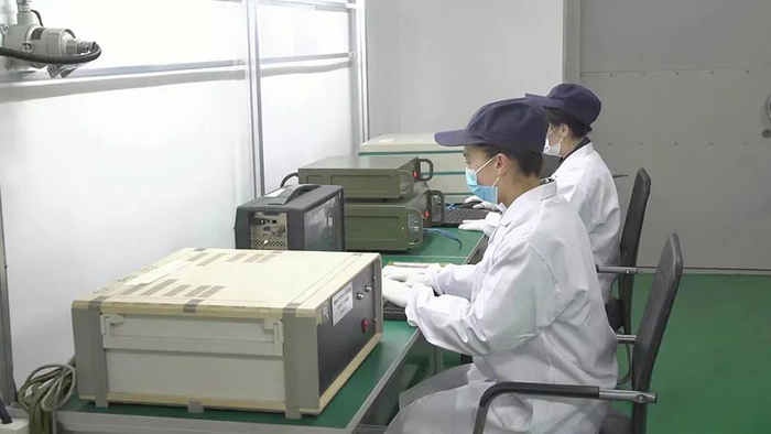 资源开发公司3305工厂技术人员利用综合测试仪对某型号产品进行检测工作。